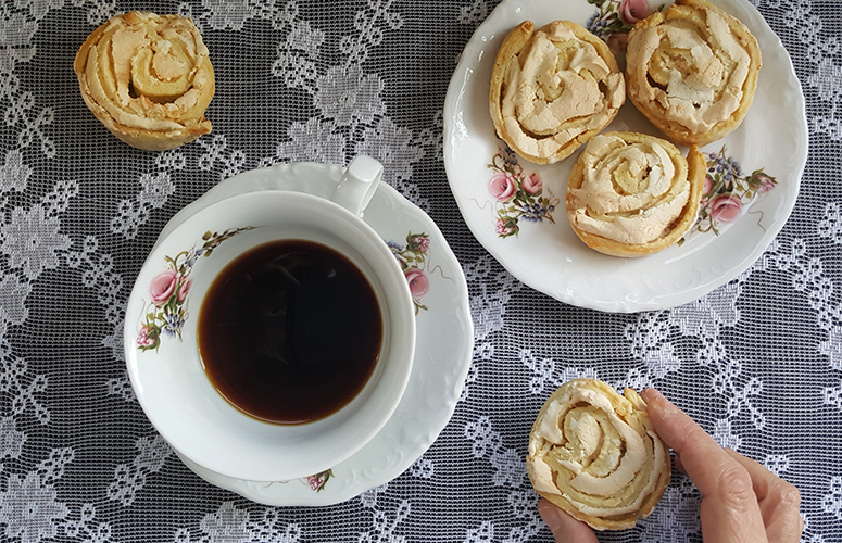 1 צלחת עוגה ספל ותחתית פורצלן