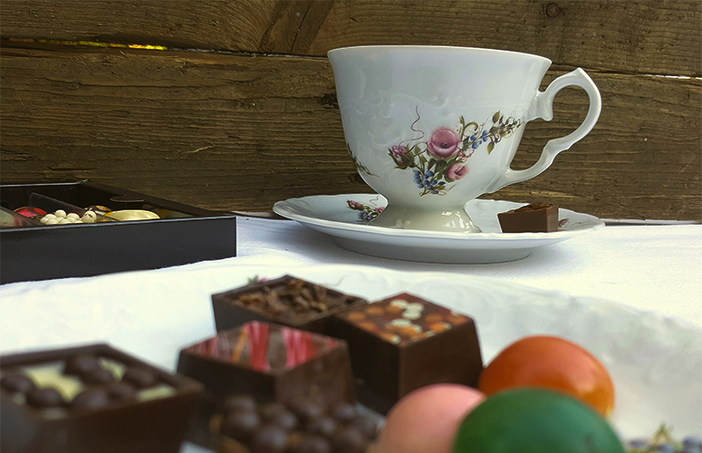 ספל ותחתית עם שוקולד רוחה