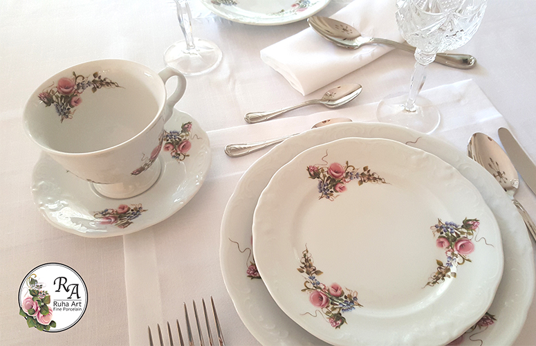 תמונת שולחן ערוך עם הצלחות